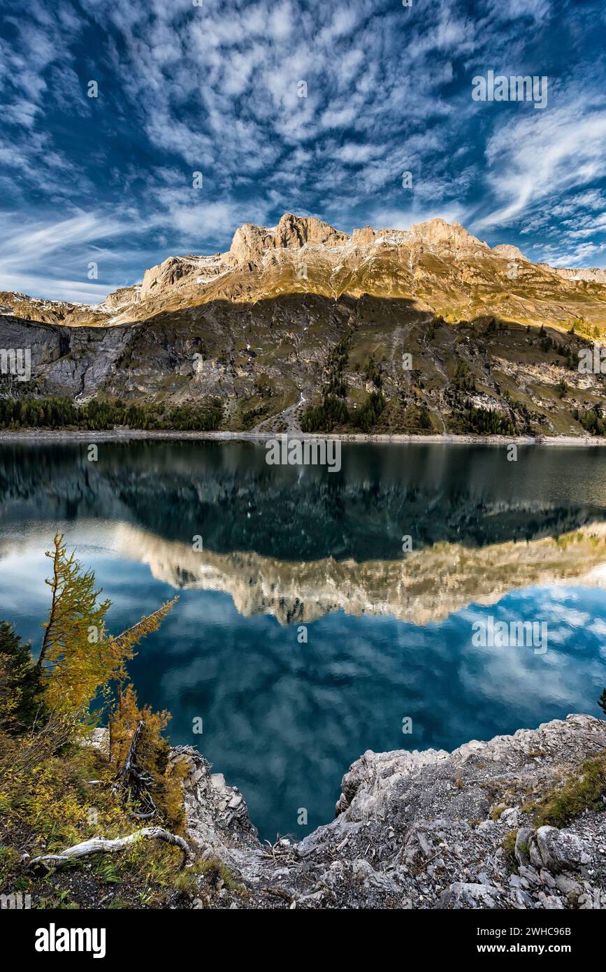 Lago artificiale di Lac Tseuzier, lago, lago di montagna, paesaggio, autunnale, estate, montagne, lago di montagna, riflessi d'acqua, riflessi, viaggiare Foto Stock