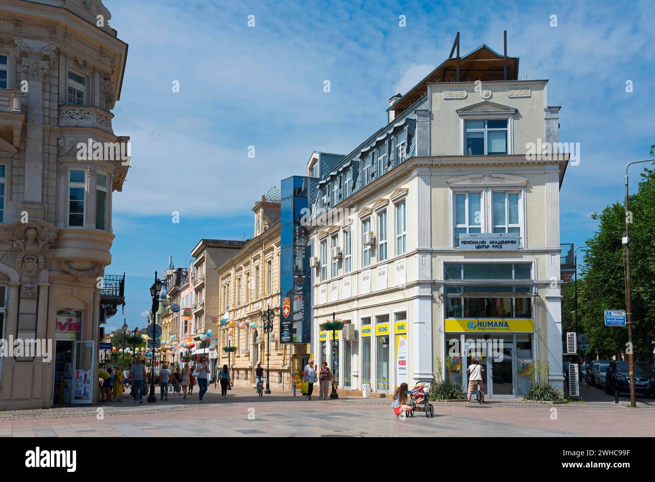 Città soleggiata con persone che camminano su una strada tra edifici tradizionali, zona pedonale Alexandrovska, russe, Rousse, Ruse, Pyce, Bulgaria Foto Stock