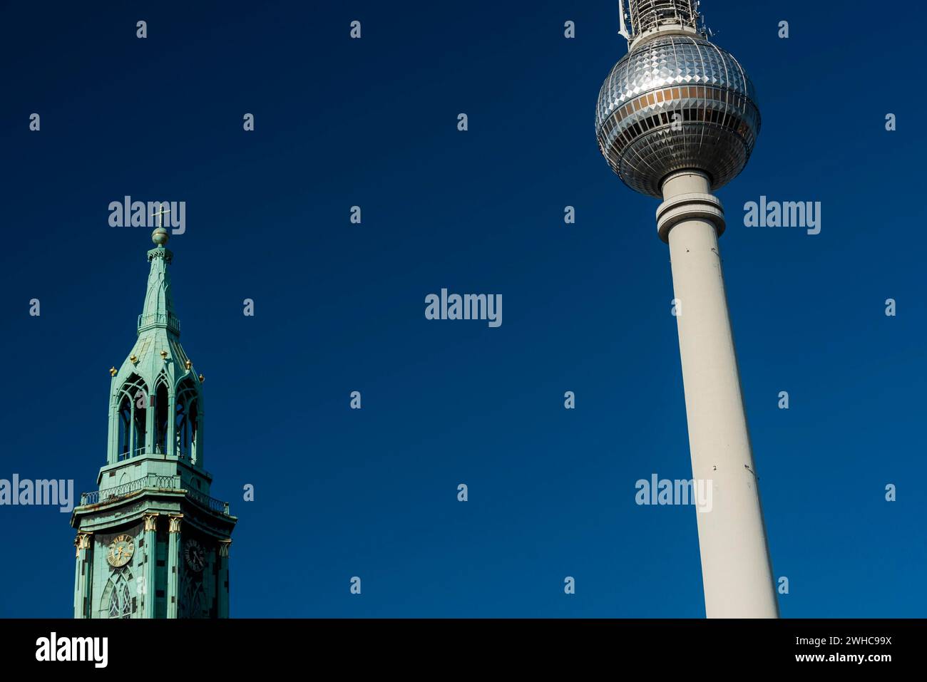 Torre della televisione con Marienkirche, Germania dell'Est, RDT, monumento, edificio, moderno, edificio, urbano, progresso, simbolo, simbolo, vista, cupola, blu Foto Stock