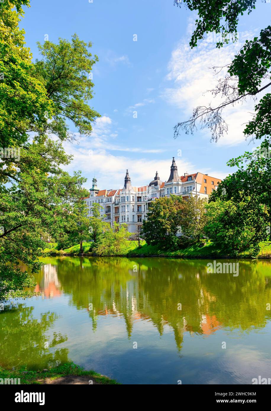 Un vecchio e bellissimo edificio sulle rive del fiume Odra a Breslavia Foto Stock