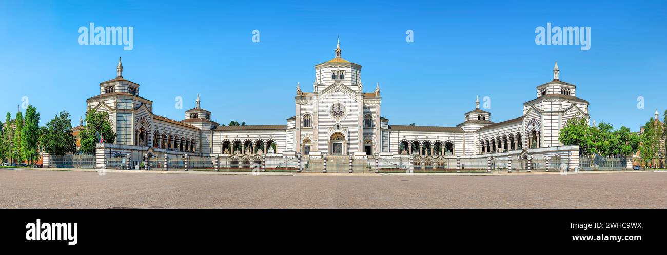 Facciata di un antico cimitero monumentale a Milano, Italia Foto Stock