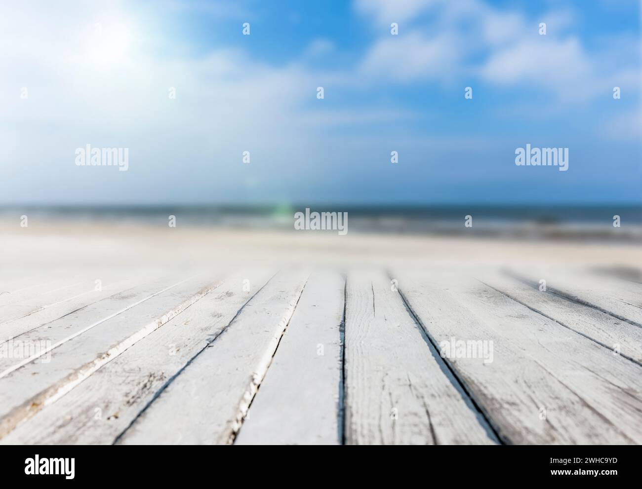 Veranda bianca in legno su una spiaggia di sabbia Foto Stock