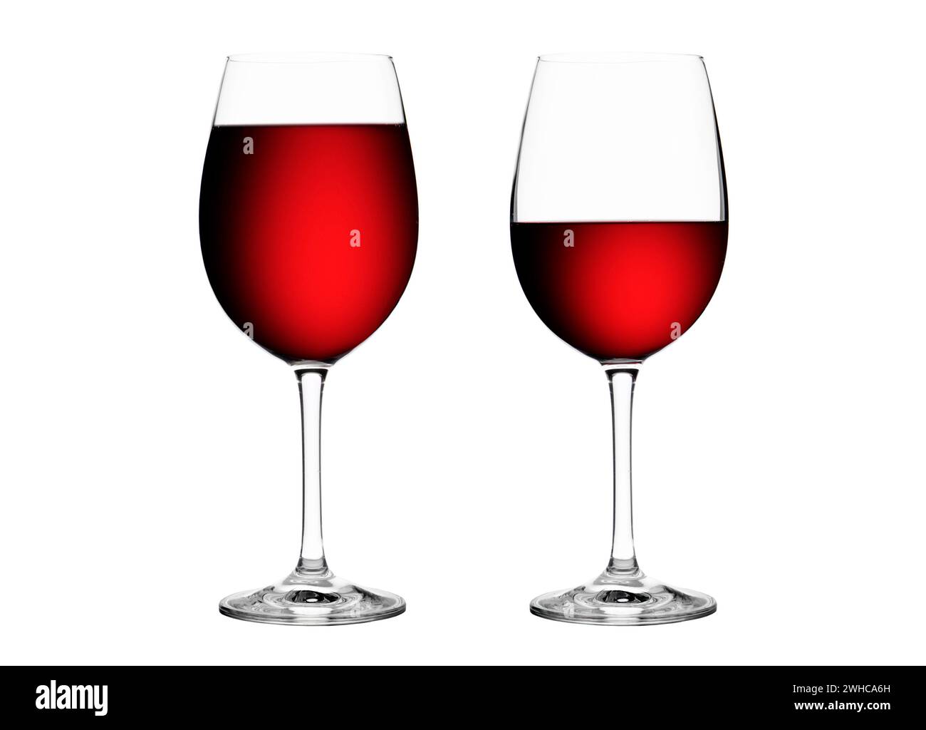 Bicchiere di vino rosso pieno e mezzo Foto Stock