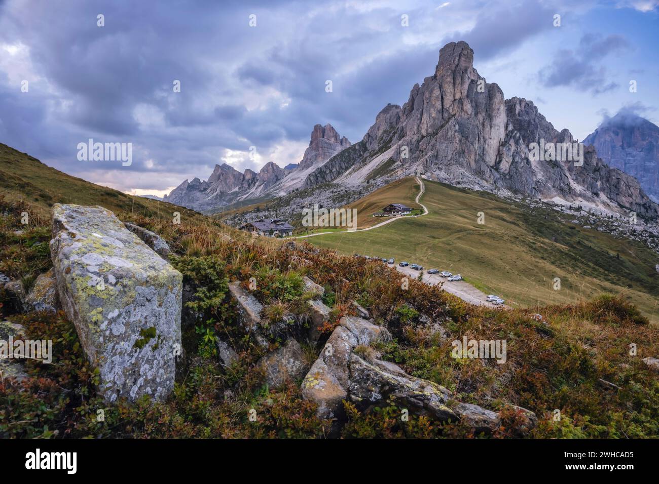 Pass alto alpino del Passo Giau, meta di viaggi popolare nelle Dolomiti, Italia. Foto Stock
