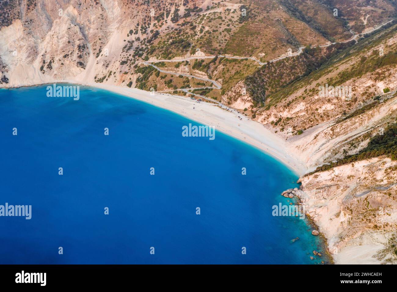 Spiaggia di Myrtos con baia blu sull'isola di Cefalonia, Grecia. Foto Stock
