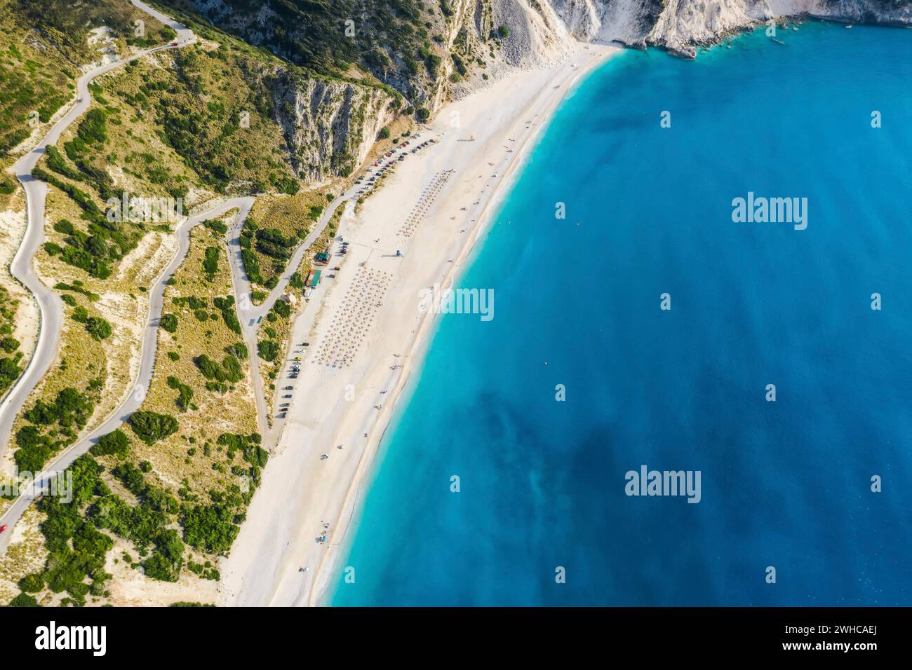 Spiaggia di Myrtos con baia blu sull'isola di Cefalonia, Grecia. Foto Stock