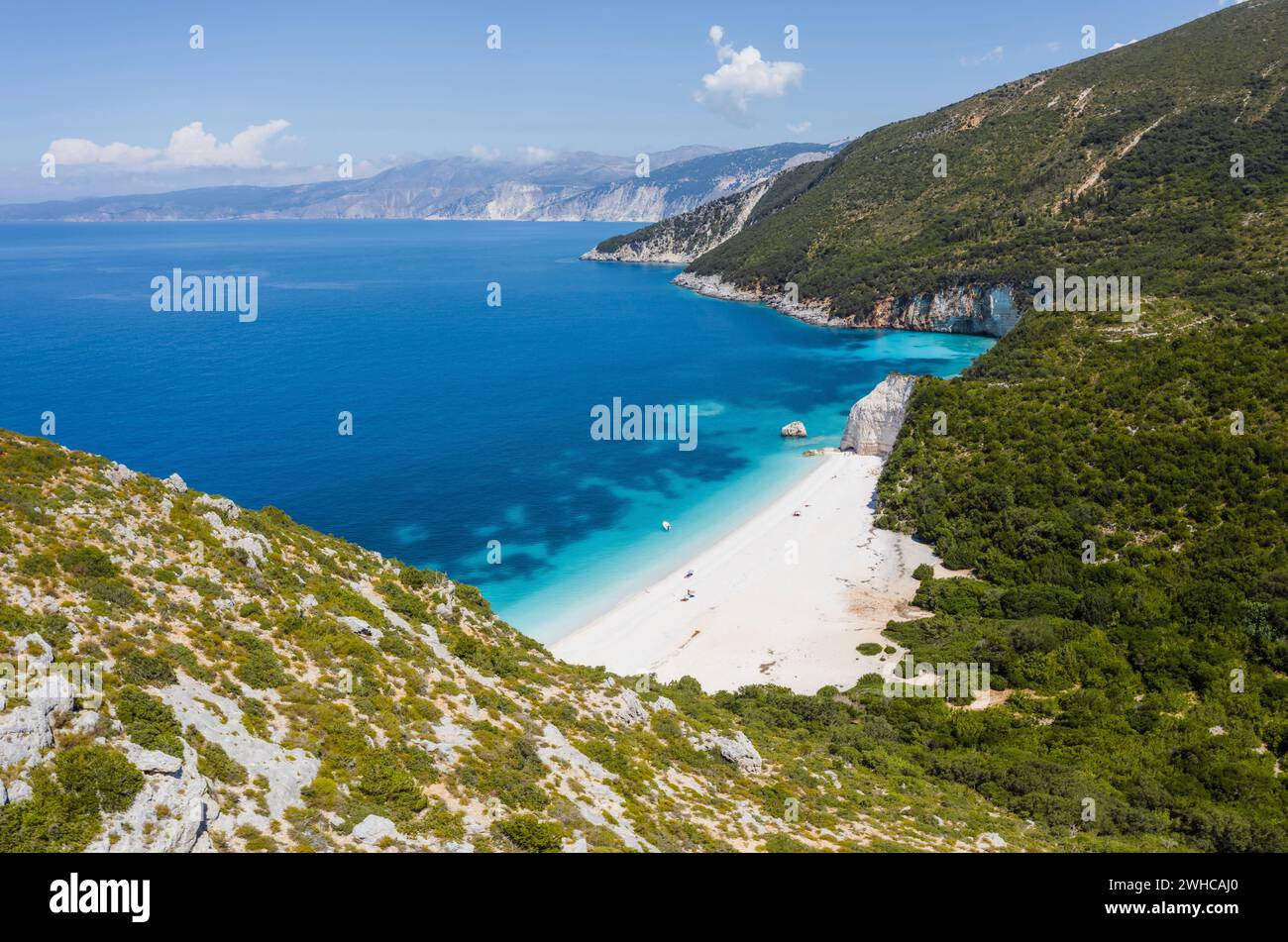 Splendida vista sulla spiaggia di Fteri con barca a vela bianca nella baia nascosta, Cefalonia, Grecia. Circondato da vegetazione mediterranea. Percorso trekking. Incredibile stagionatura. Foto Stock