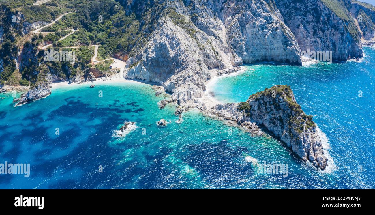 Vista aerea spiaggia di Agia Eleni a Cefalonia Island, Grecia. Remota bella spiaggia rocciosa con acque chiare smeraldo e alte scogliere bianche. Foto Stock