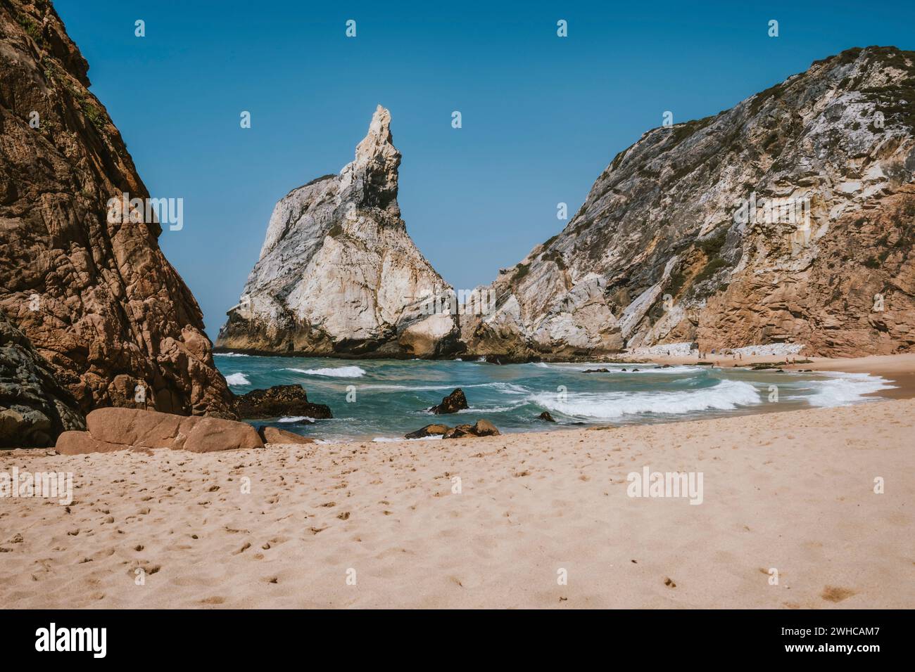 Torreggiante scogliera rocciosa a Praia da Ursa Beach, Sintra, Portogallo. Onde dell'oceano Atlantico che rotolano verso la costa. Foto Stock