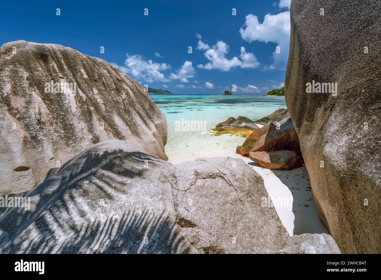 Anse Source d'Argent. Esotica spiaggia tropicale paradisiaca sull'isola la Digue alle Seychelles. Enormi massi di granito e laguna blu. Foto Stock