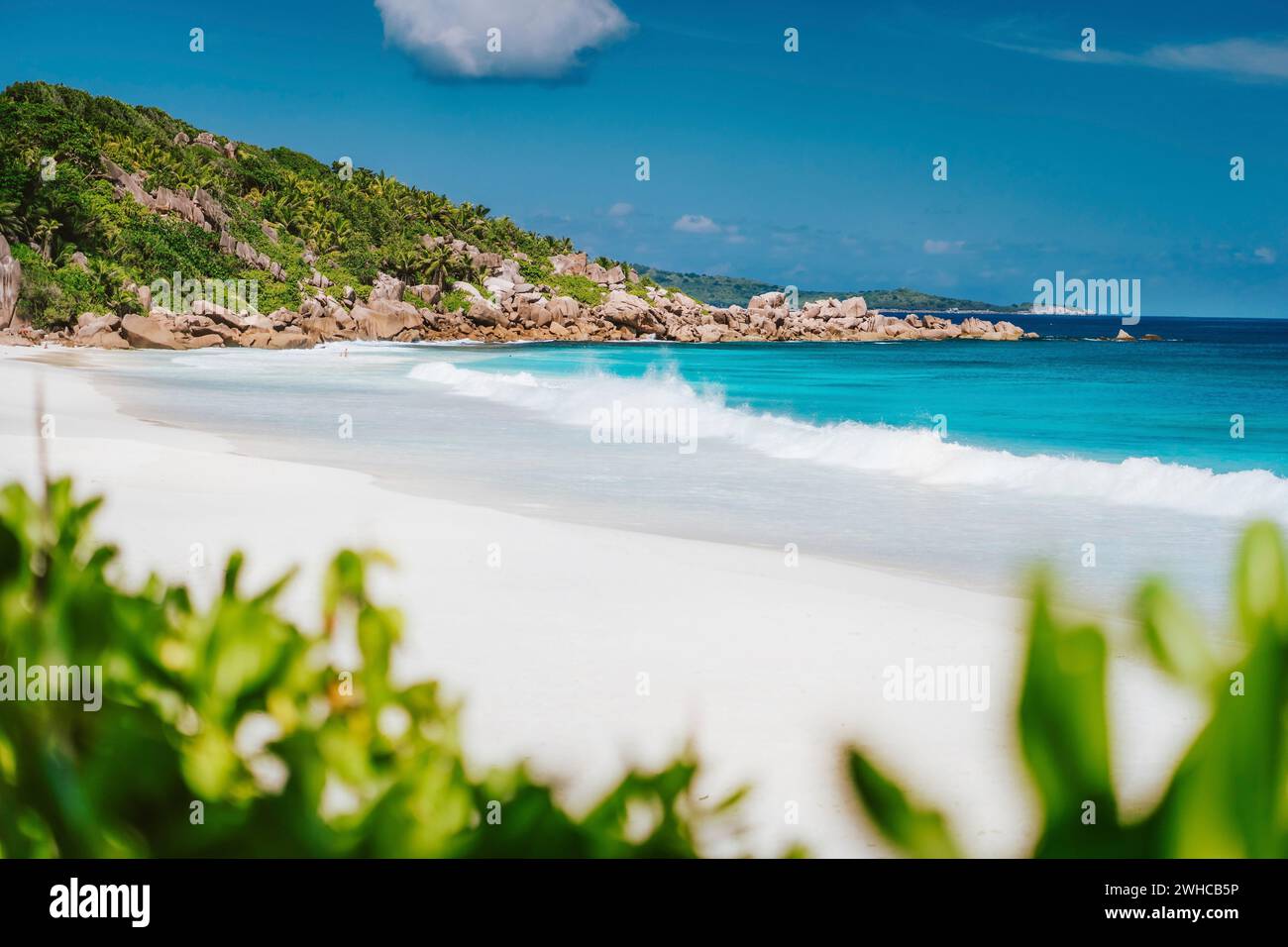 Petite Anse, la Digue alle Seychelles - vacanza al mare tropicale e paradisiaca. Sfondo di viaggio. Foto Stock