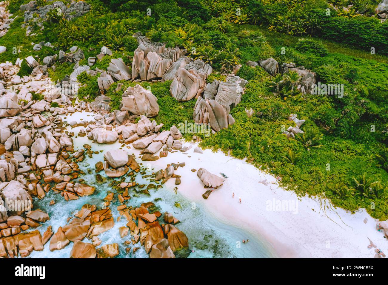 La Digue, Seychelles. Vista aerea della spiaggia appartata nascosta nella giungla. Spiaggia di sabbia bianca con acque turchesi dell'oceano e pittoresche rocce di granito nel paradiso tropicale. Foto Stock