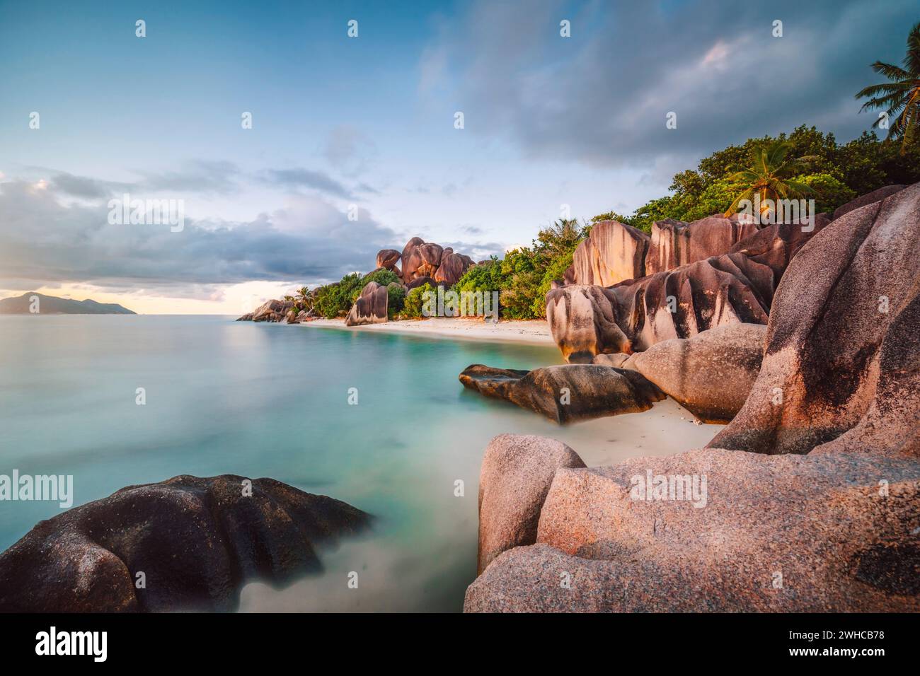 Tramonto a la Digue Anse famosa spiaggia Source d'Argent, Seychelles. Foto Stock