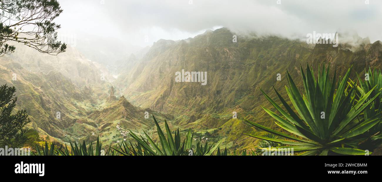 Piante di Agava e montagne rocciose nella valle di XOXO nell'isola di Santo Antao, Capo Verde. Scatto panoramico. Foto Stock