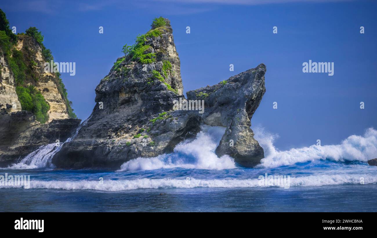 Enorme ondata di colpire la roccia in oceano a Atuh sulla spiaggia di Nusa Penida isola, Indonesia. Foto Stock