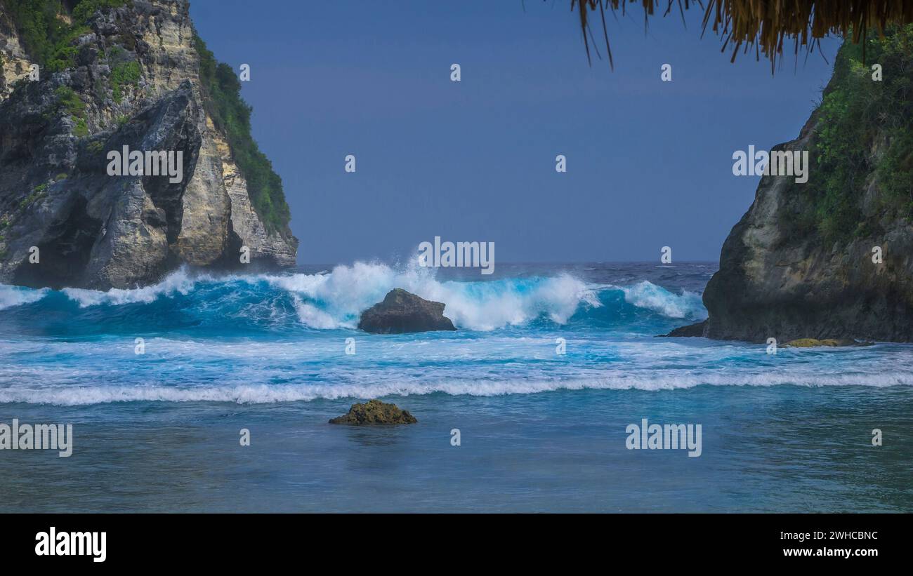 Enorme ondata di colpire la roccia in oceano a Atuh sulla spiaggia di Nusa Penida isola, Indonesia. Foto Stock