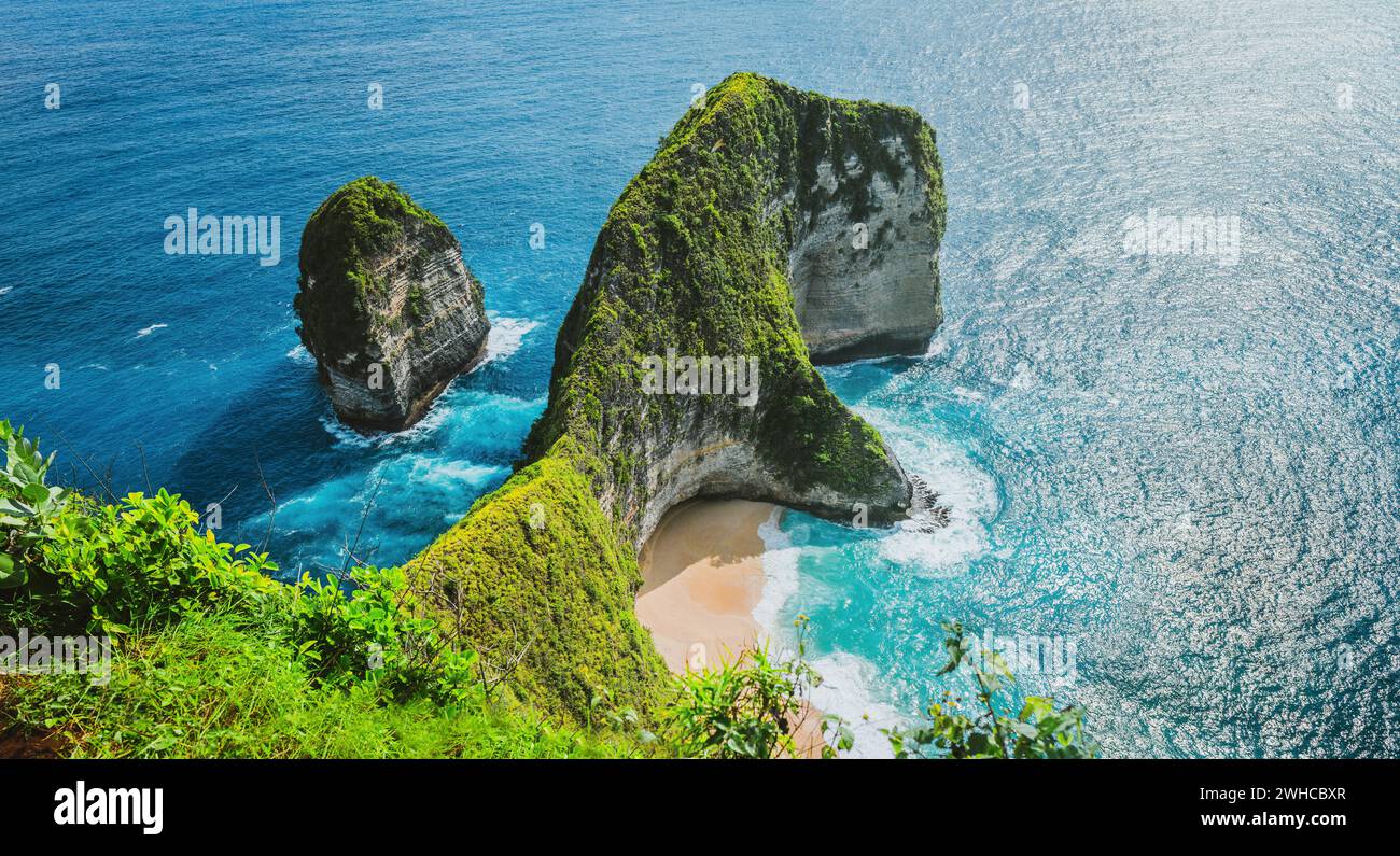 Scatto panoramico della Baia di Manta o della Spiaggia di Kelingking sull'Isola di Nusa Penida, Bali, Indonesia. Foto Stock