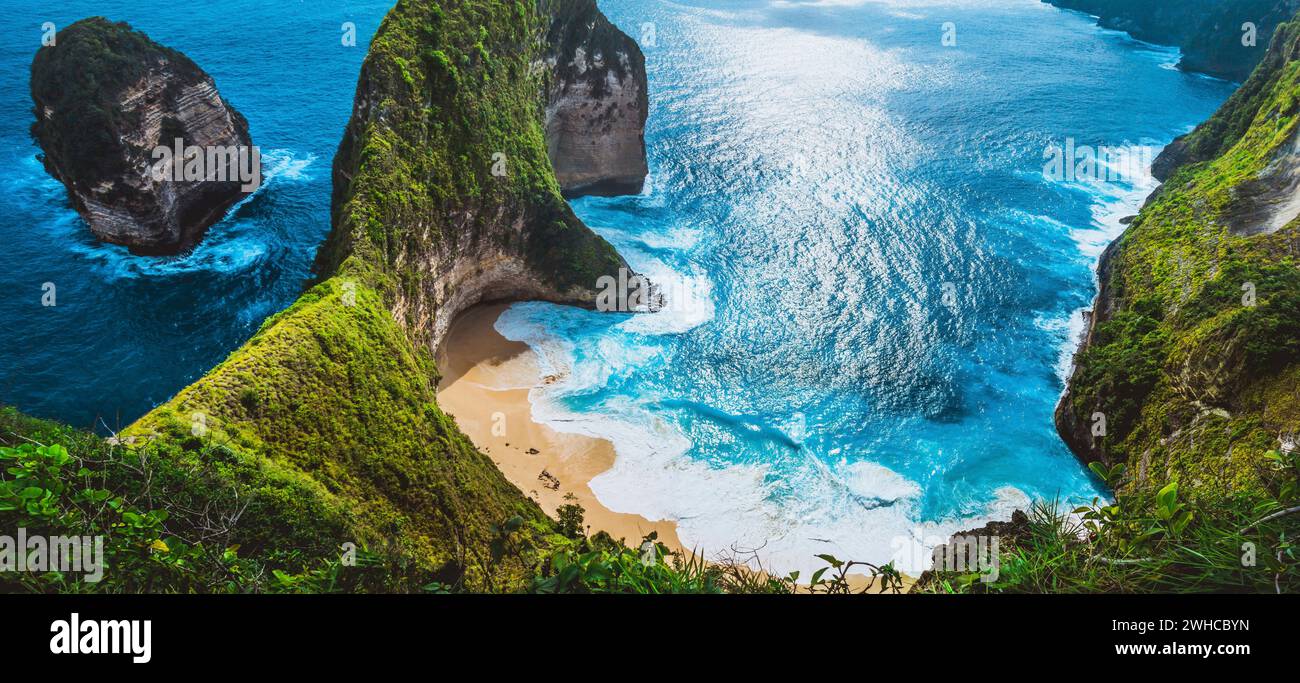 Manta Bay o Kelingking Beach con enormi onde sulla spiaggia di Nusa Penida Island, Bali, Indonesia. Foto Stock