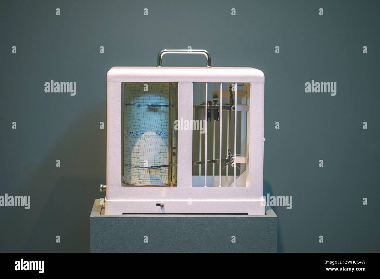 Dispositivo sismologico per la misurazione dei terremoti. Il sismografo registra un terremoto sul foglio di carta di misurazione. Onda sismica su carta grafica. Foto Stock