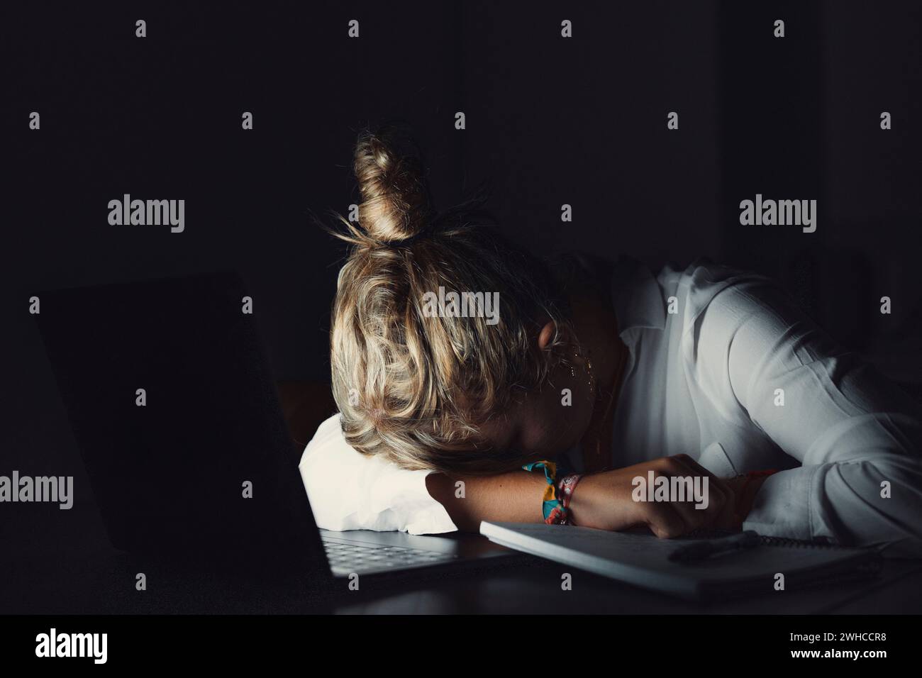 Stanca teenager studentessa universitaria caucasica si addormenta esausta dopo un esame di apprendimento difficile, povera giovane donna pigra che dorme seduto alla scrivania a pagamento Foto Stock