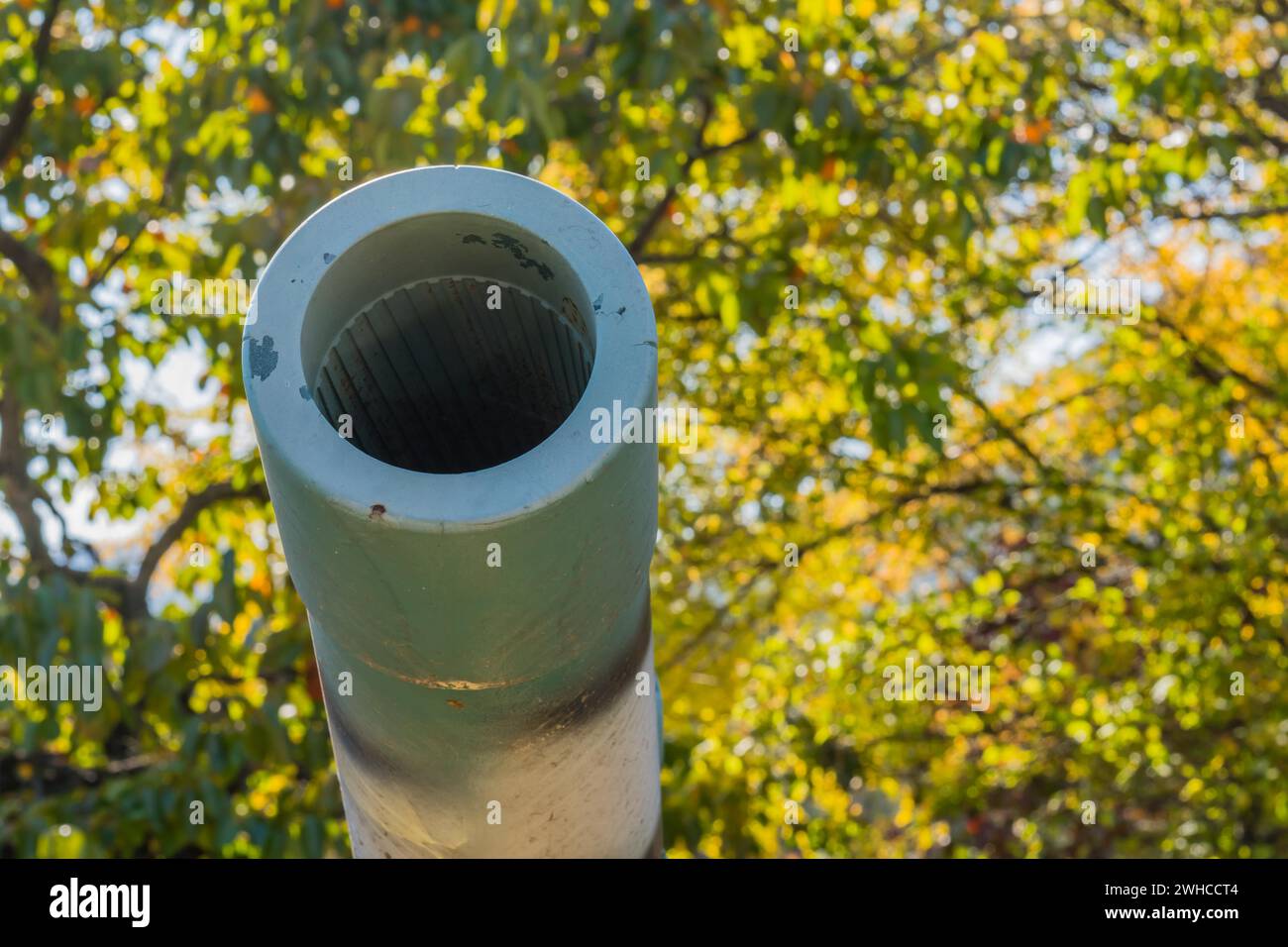 Primo piano della museruola di artiglieria militare in mostra al parco pubblico Foto Stock