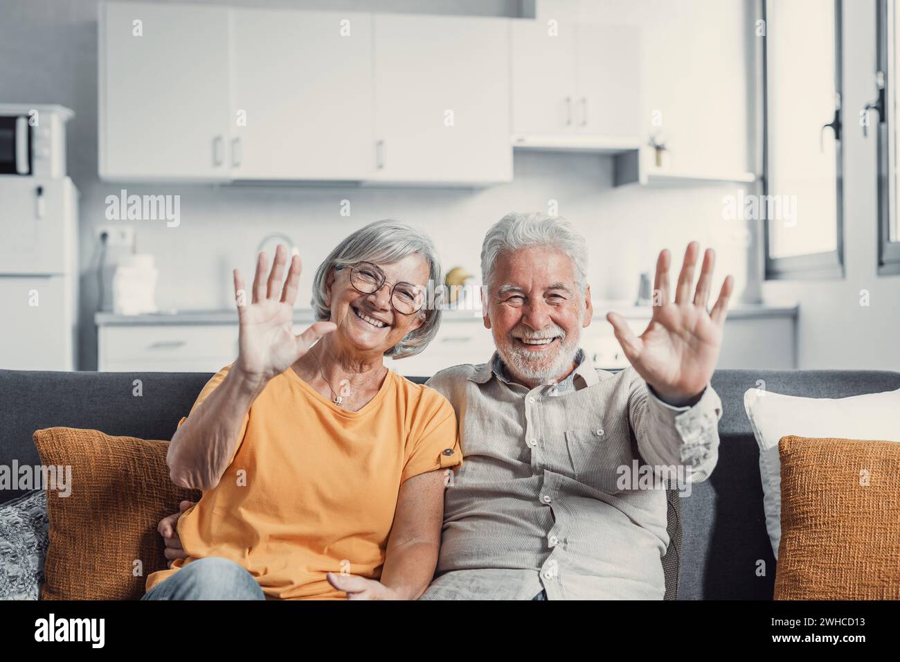 Sessant'anni di coppia, i genitori anziani comunicano con i bambini adulti utilizzando le moderne tecnologie, effettua videochiamate, gesti delle mani di saluto o di addio, generazione più anziana e concetto di Internet Foto Stock