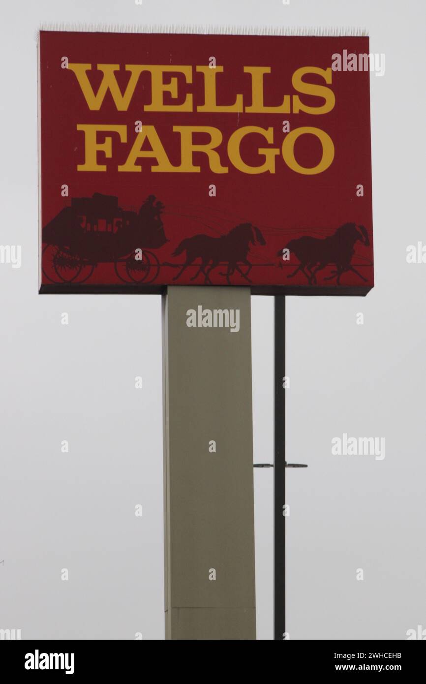 San Antonio, Stati Uniti. 9 febbraio 2024. Vista esterna e segnaletica della filiale della banca Wells Fargo in Military Drive a San Antonio, Texas, USA, il 9 febbraio 2024. Secondo il Federal Financial Institutions Examination Council degli Stati Uniti, nel 2023 Wells Fargo guadagnò più entrate dalle commissioni di scoperto rispetto alla Bank of America, ma meno di JP Morgan Chase. (Foto di Carlos Kosienski/Sipa USA) credito: SIPA USA/Alamy Live News Foto Stock