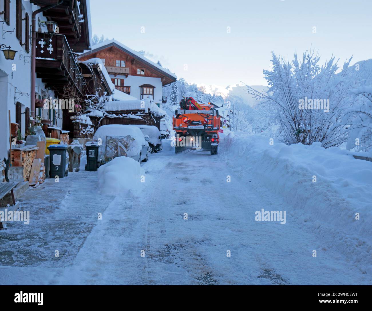 Inverno a Mittenwald e dintorni, l'aratro della neve sgombra la strada Foto Stock