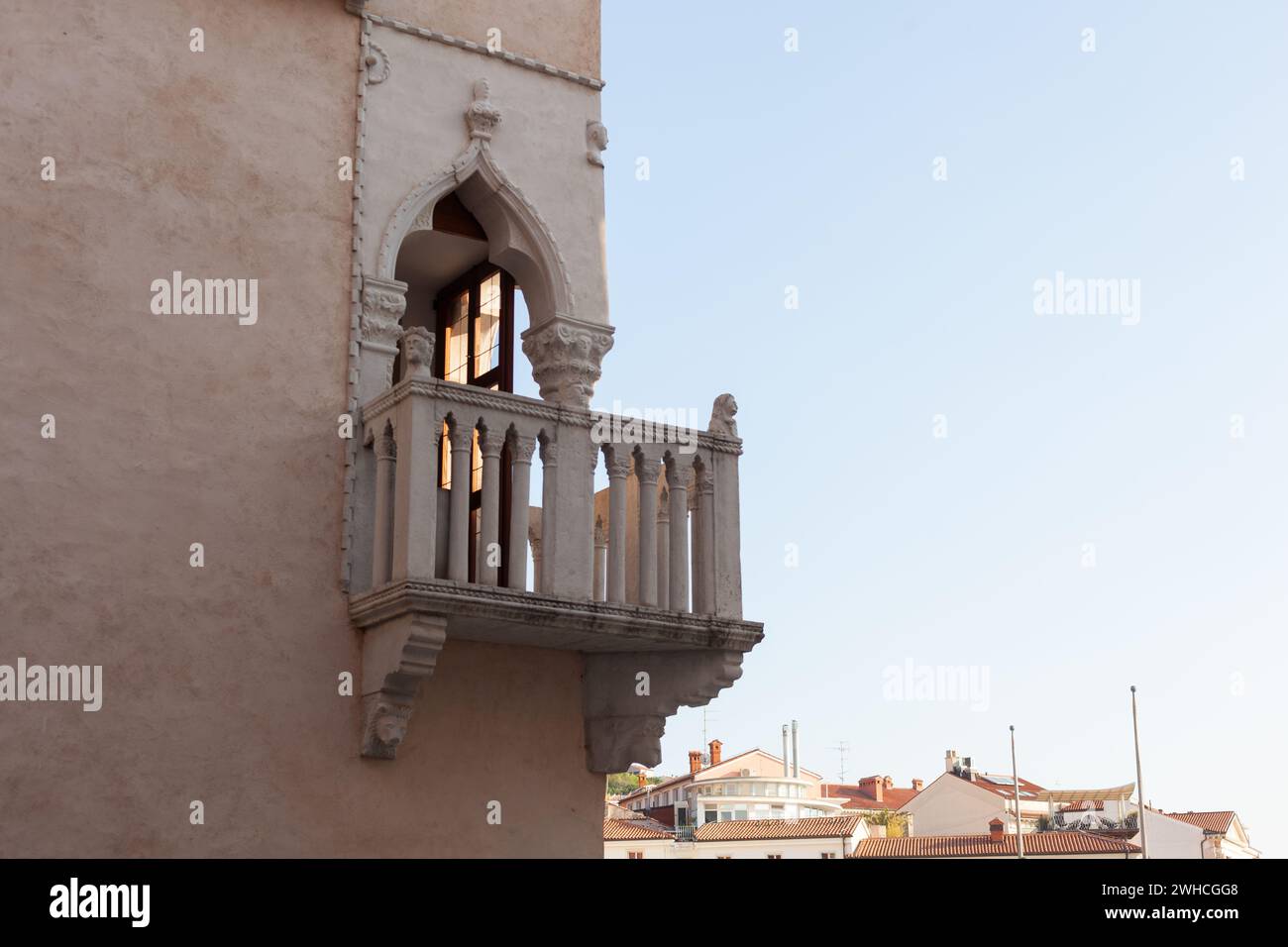 Casa veneziana. Architettura gotica veneziana, metà del XV secolo, tripla finestra, balcone angolare con balaustra in pietra, Piazza Tartini, Pirano, S. Foto Stock