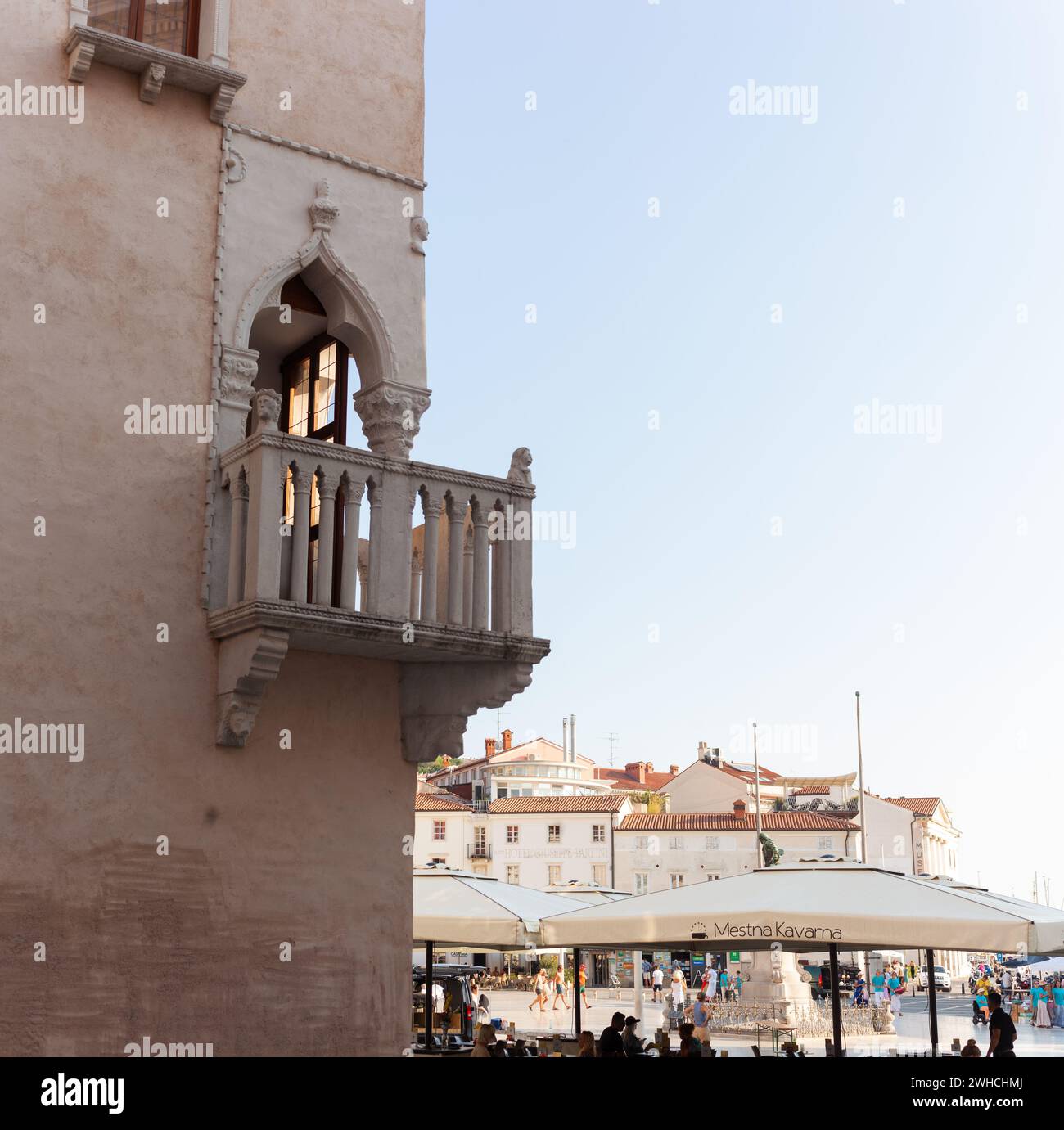 Casa veneziana. Architettura gotica veneziana, metà del XV secolo, tripla finestra, balcone angolare con balaustra in pietra, Piazza Tartini, Pirano, S. Foto Stock