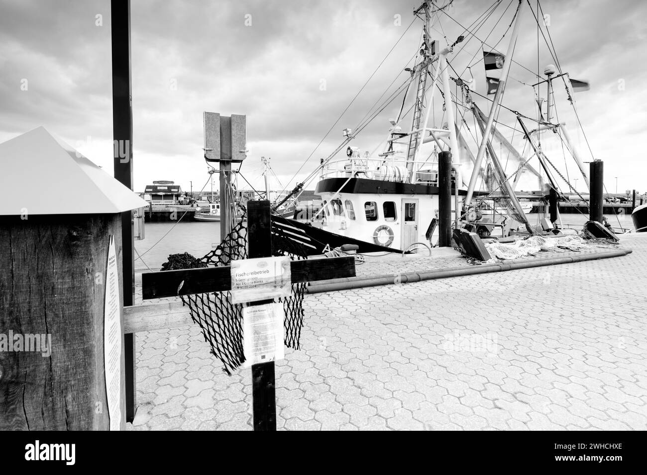 Croci nere, protesta, cestini nel porto, turismo, pescatori, diga, Dornumersiel, Frisia orientale, Mare del Nord, Germania, Foto Stock