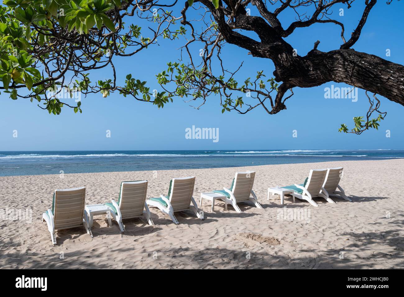 25.07.2023, Nusa Dua, Benoa, Bali, Indonesien, Asien - Leerer tropischer Sandstrand mit Strandliegen am Strand von Nusa Dua mit Blick auf das Meer am suedlichen Zipfel der balinesischen Urlaubsinsel. *** 25 07 2023, Nusa Dua, Benoa, Bali, Indonesia, spiaggia di sabbia tropicale vuota in Asia con lettini sulla spiaggia di Nusa Dua che si affaccia sul mare all'estremità meridionale dell'isola Balinese per le vacanze Foto Stock