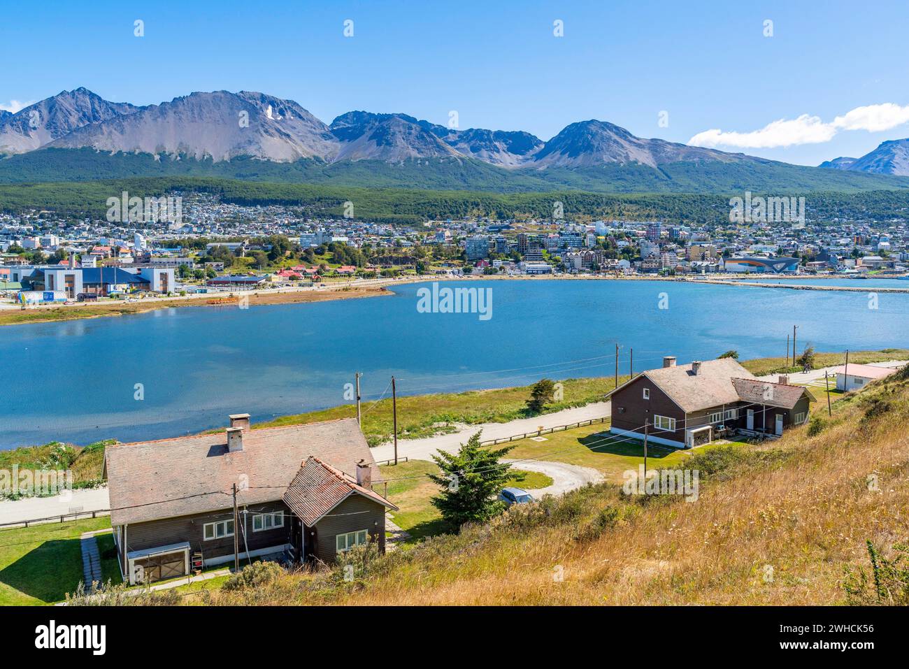 Ammira l'architettura storica, la baia di Golondrina e la città di Ushuaia, l'isola Tierra del Fuego, la Patagonia, l'Argentina Foto Stock