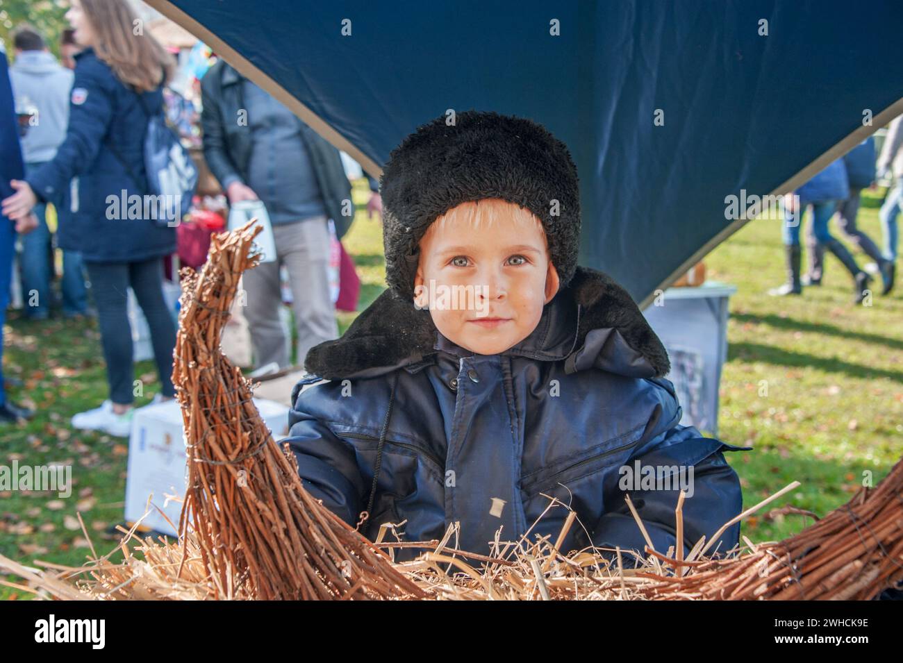 Mosca, Russia - 1° ottobre 2016: Cosacchi in fiera e riunione cosacchi. Bambini seduti e giocati su un fienile. Scene della vita quotidiana di Th Foto Stock