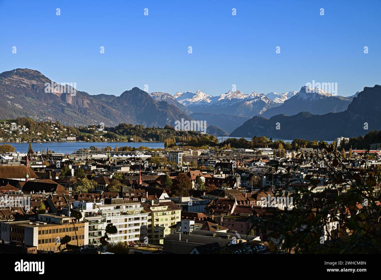 Vista sulla città con il lago di Lucerna, alle sue spalle il Rigi e le montagne innevate delle Alpi, Lucerna, Svizzera Foto Stock