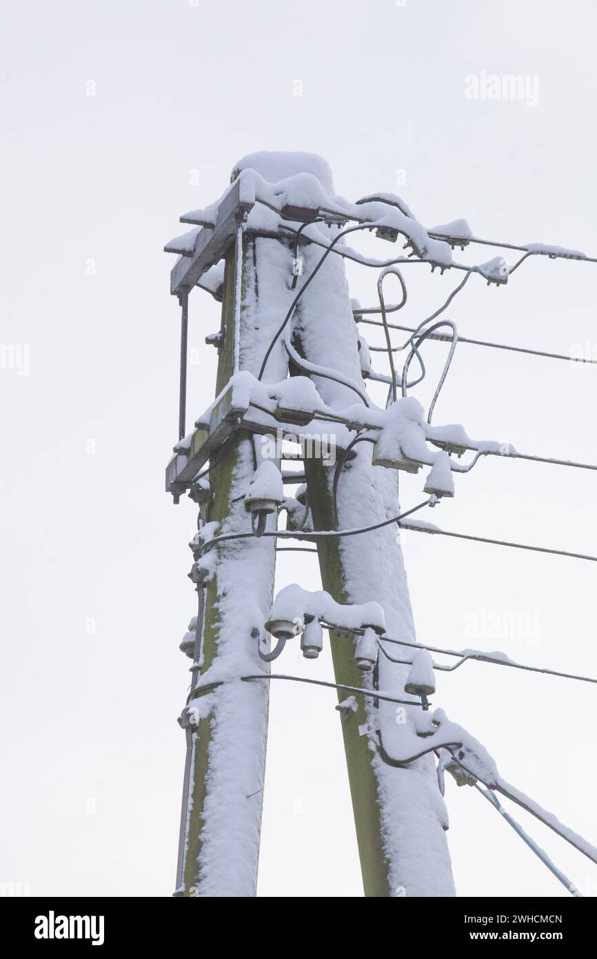 Vecchio palo del telegrafo coperto di neve in inverno, Germania Foto Stock