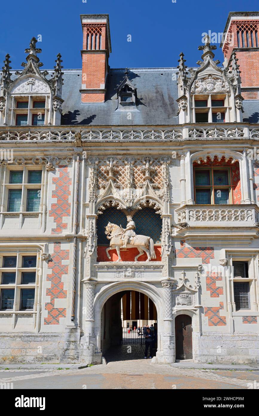 Ingresso con statua equestre di Luigi XII, castello di Blois, dipartimento di Blois, Loir-et-Cher, regione Centre-Val de Loire, Francia Foto Stock