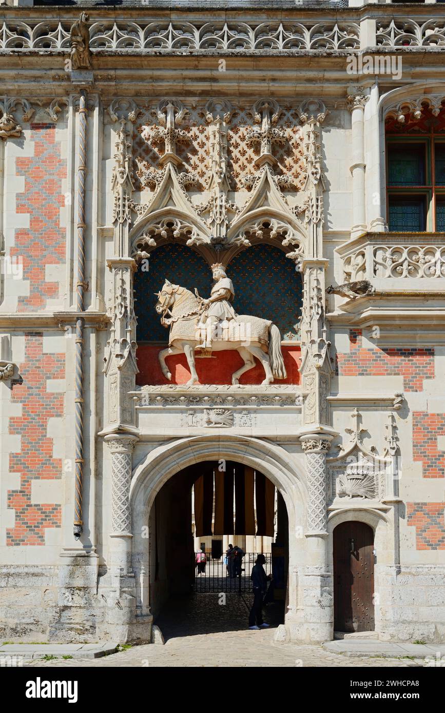 Ingresso con statua equestre di Luigi XII, castello di Blois, dipartimento di Blois, Loir-et-Cher, regione Centre-Val de Loire, Francia Foto Stock
