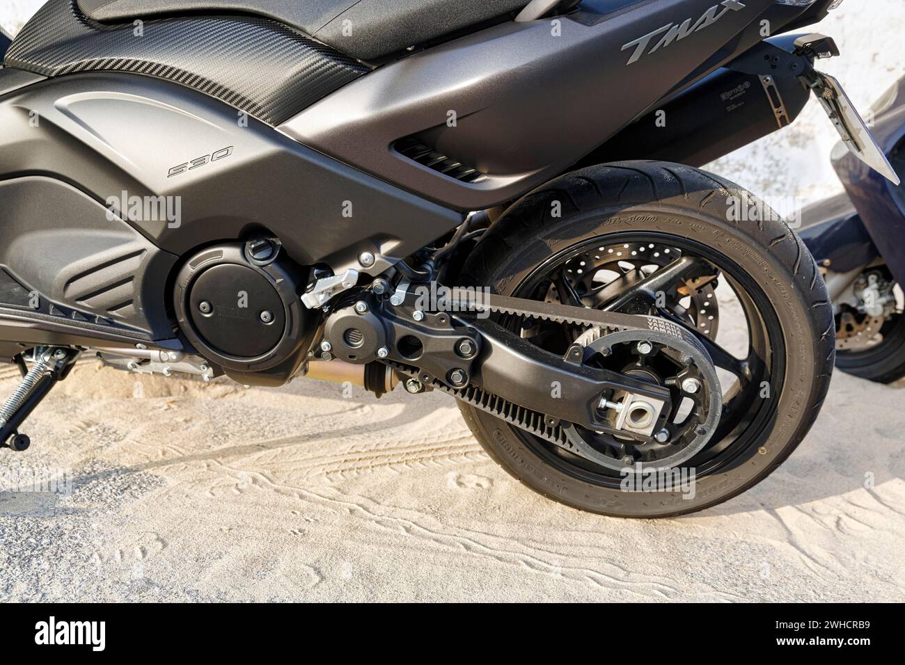 Scooter nero, scooter grande, maxi scooter, Yamaha TMAX 530, cinghia di trasmissione, cinghia trapezoidale, ruota posteriore, dettaglio, Spagna Foto Stock