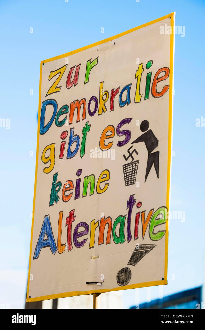 Slogan contro l'estremismo di destra sulle scatole di cartone, dimostrazione contro l'estremismo di destra, Friburgo in Brisgovia, Baden-Wuerttemberg, Germania Foto Stock