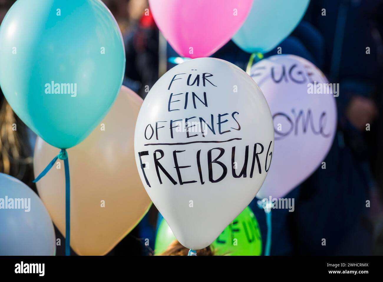 Slogan contro l'estremismo di destra sui palloni, dimostrazione contro l'estremismo di destra, Friburgo in Breisgau, Baden-Wuerttemberg, Germania Foto Stock