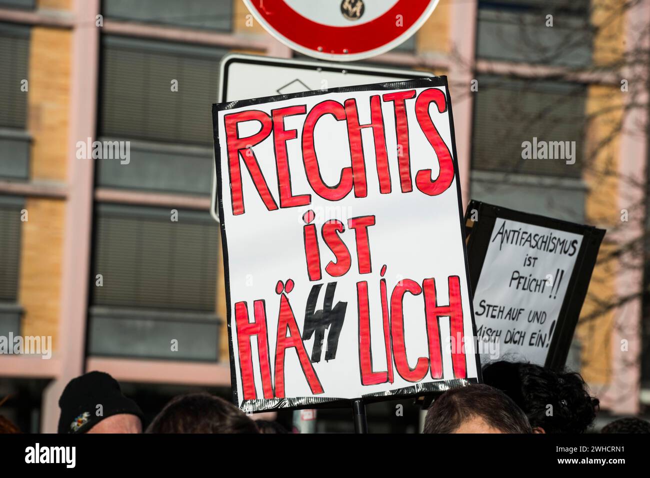 Slogan contro l'estremismo di destra sulle scatole di cartone, dimostrazione contro l'estremismo di destra, Friburgo in Brisgovia, Baden-Wuerttemberg, Germania Foto Stock