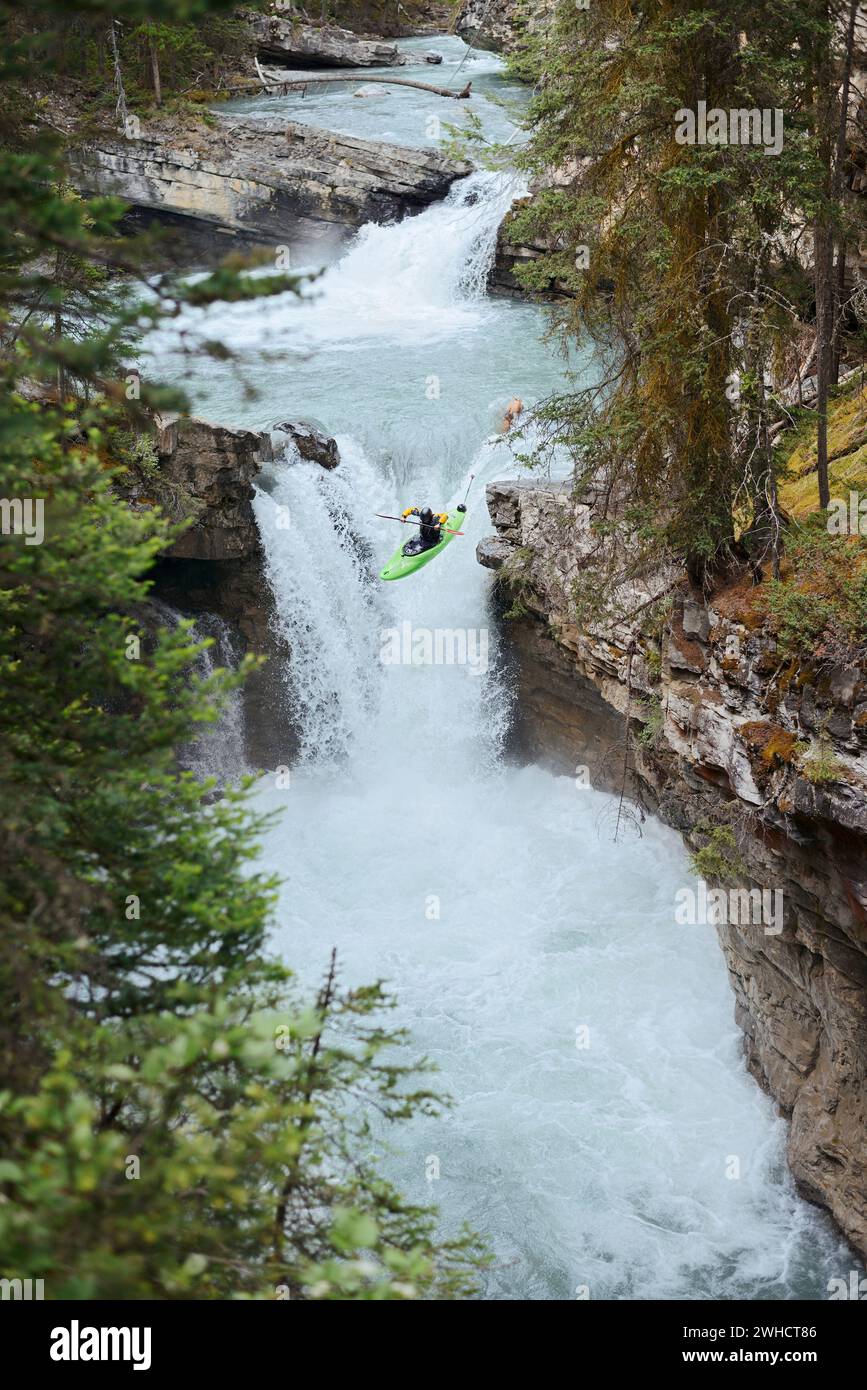Kayak sulle rapide presso le cascate, Johnston Canyon, Johnston Creek, Banff National Park, Alberta, Canada Foto Stock