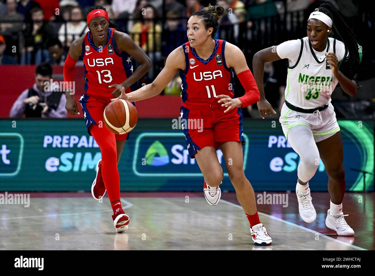 Anversa, Belgio. 9 febbraio 2024. Rhyne Howard, Napheesa Collier degli Stati Uniti e Nicole Enabosi nigeriana in azione durante una partita di basket tra Nigeria e Stati Uniti, venerdì 9 febbraio 2024 ad Anversa, durante il torneo di qualificazione femminile FIBA per le Olimpiadi estive 2024 a Parigi, Francia. FOTO DIRK WAEM credito: Belga News Agency/Alamy Live News Foto Stock