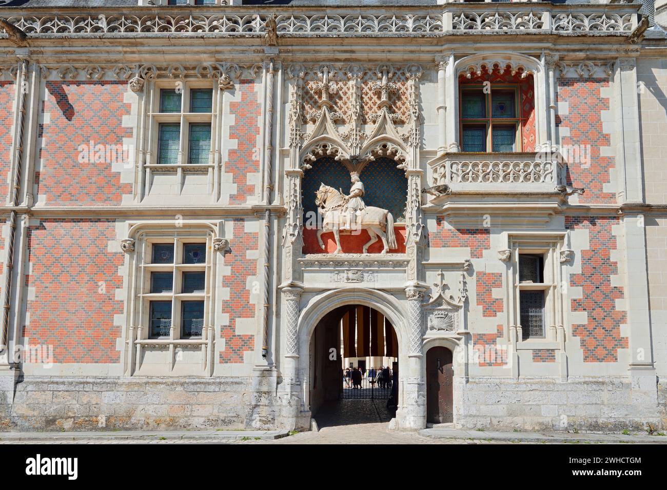 Ingresso con statua equestre di Luigi XII, castello di Blois, dipartimento di Blois, Loir-et-Cher, regione Centre-Val de Loire, Francia Foto Stock