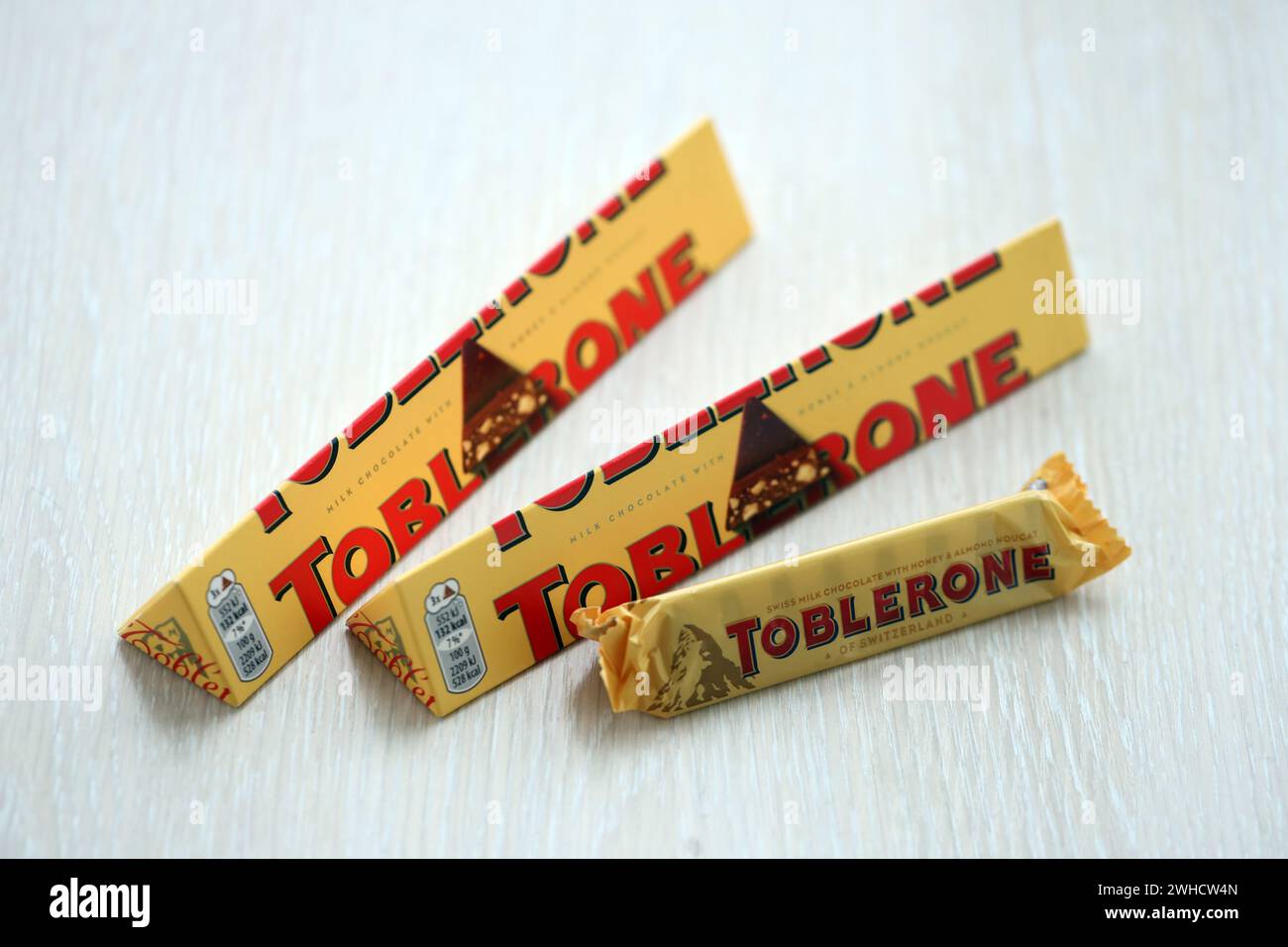 KIEV, UCRAINA - 31 OTTOBRE 2023 Yellow Toblerone Chocolate Bar. Toblerone è nato in Svizzera intorno al 1908 e creato da Theodor Tobler Foto Stock