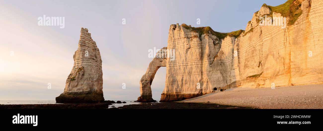 Scogliere con la porta di roccia Falaise d'Aval e l'ago di roccia di Aiguille, Etretat, la costa di Alabaster, la Senna marittima, l'alta Normandia, Francia Foto Stock