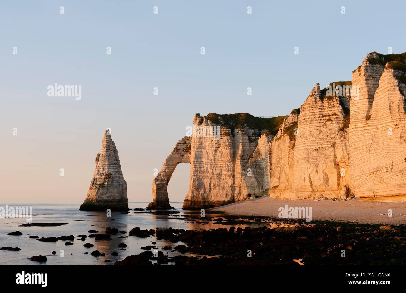 Scogliere con la porta di roccia Falaise d'Aval e l'ago di roccia di Aiguille, Etretat, la costa di Alabaster, la Senna marittima, l'alta Normandia, Francia Foto Stock