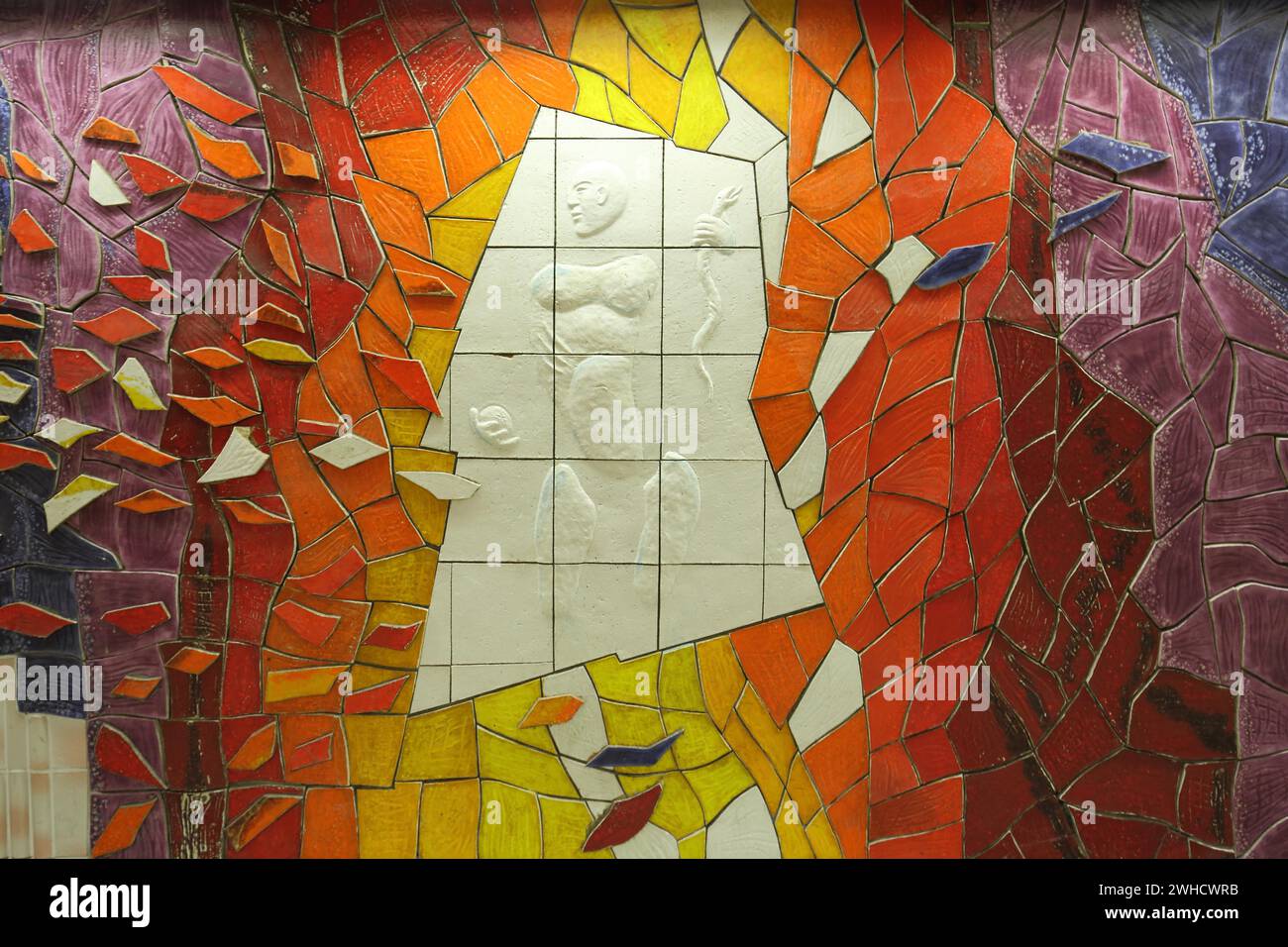 Dettaglio della scultura Human Family di Peter Piniski 1992, pittura, piastrelle, murale, arte moderna, bianco, colorato, rosso, giallo, personaggio, sollievo, amico Foto Stock