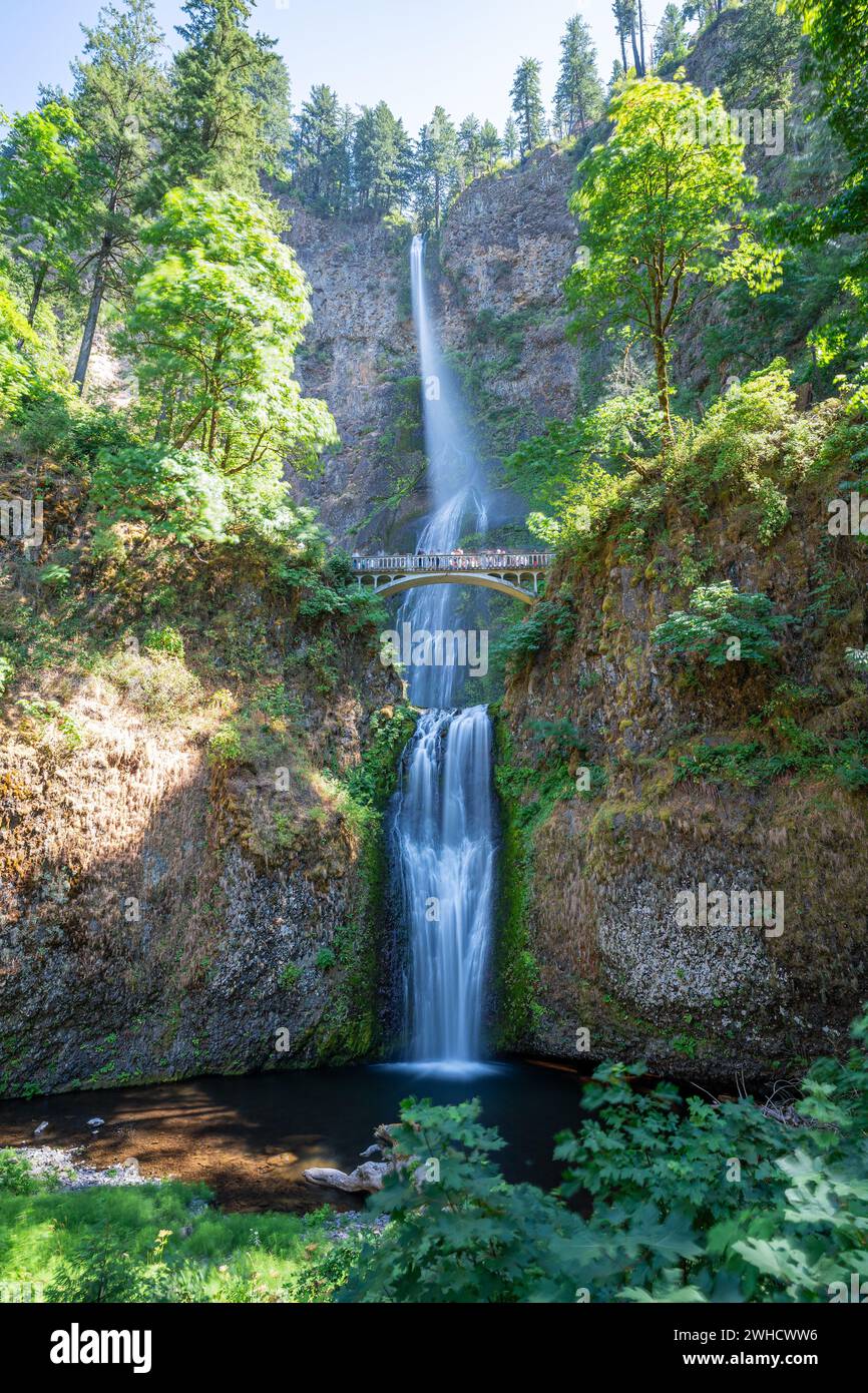 Una foto a lunga esposizione di Multnomah Falls dalla base delle cascate. Foto Stock